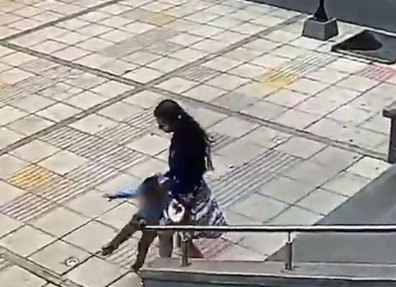 Copil de trei ani, bătut crunt de mătușa sa pe stradă. Totul a fost înregistrat | FOTO