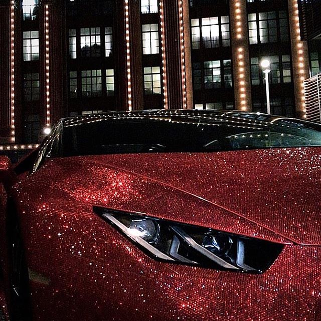 Lamborghini Huracan, acoperit cu cristale Swarovski. E condus de o tânără din Moldova care face furori în Londra | FOTO&VIDEO