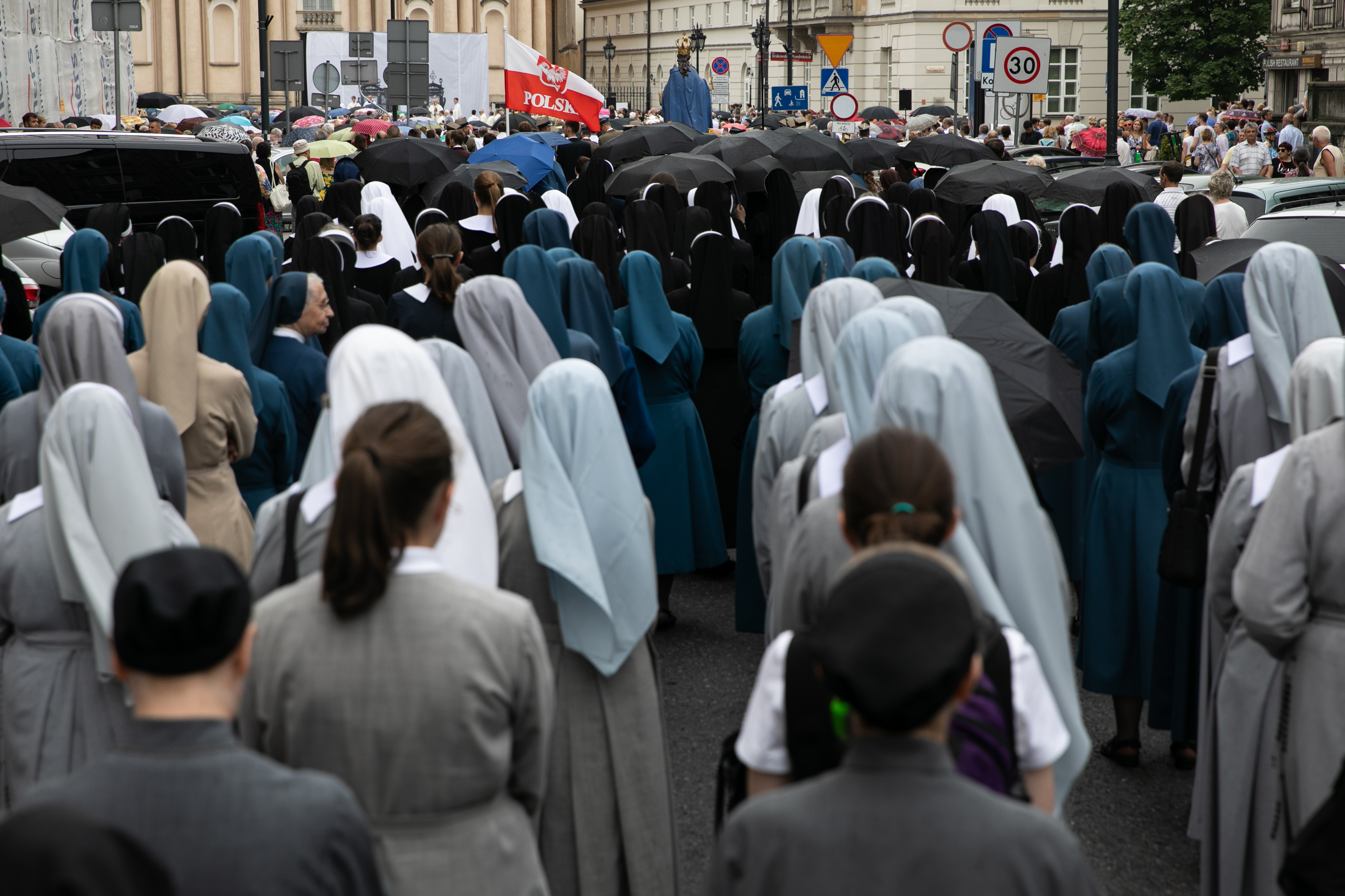 Zakonnice idą w procesji podczas uroczystości Bożego Ciała w Warszawie