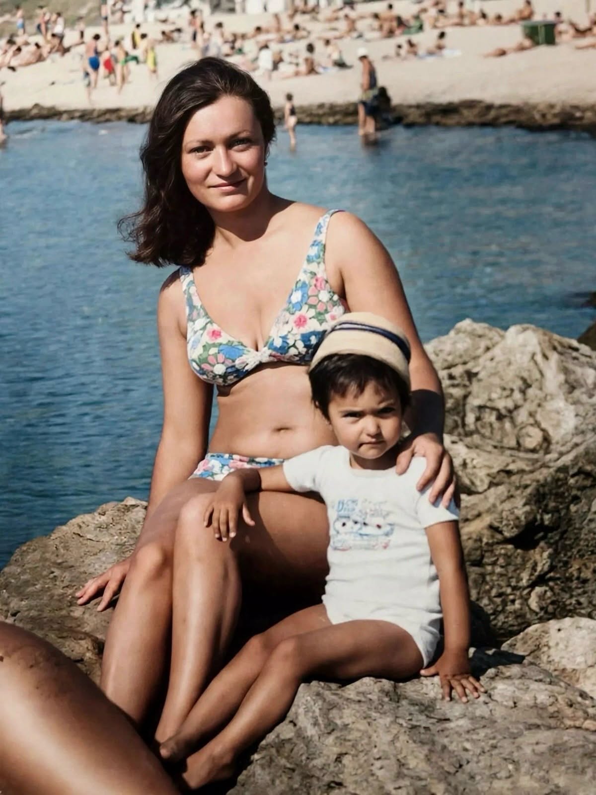 Imagini rare din copilăria Andreei Marin. „Asemănarea cu mama atunci când nu sunt machiată mă impresionează de fiecare dată”