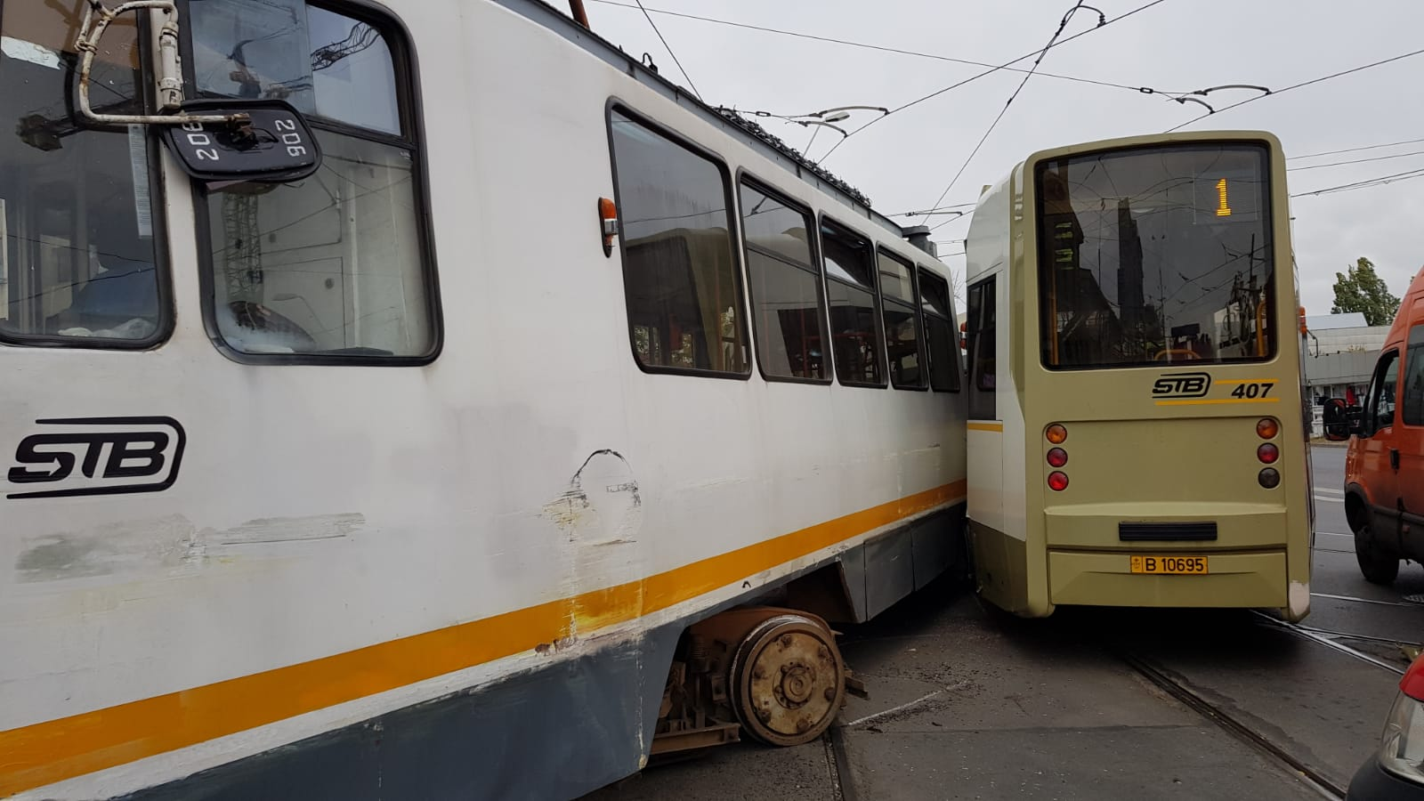 Două tramvaie s-au ciocnit în București, miercuri la prânz. O femeie a fost rănită la cap