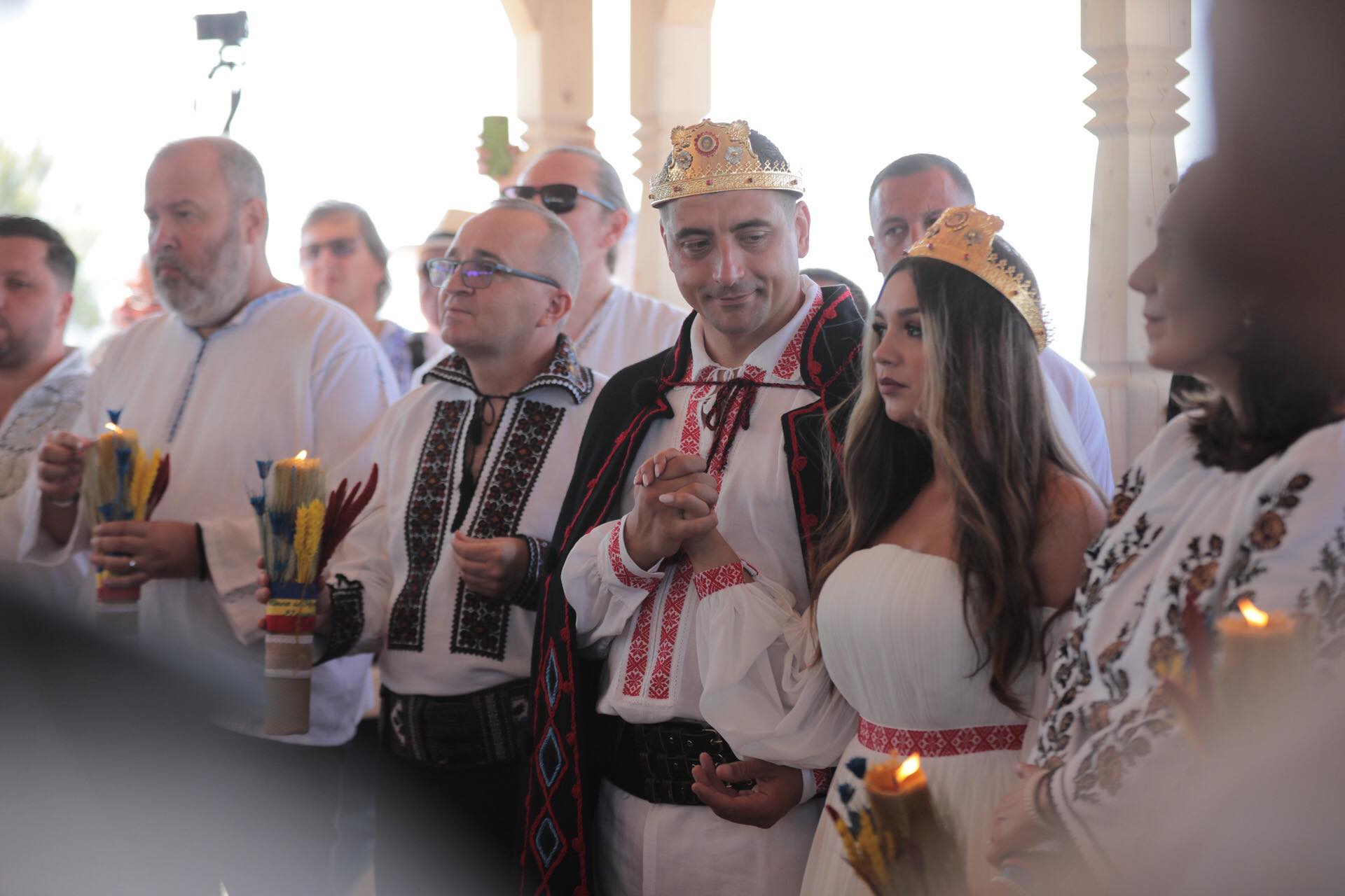 FOTO. Nunta lui George Simion, văzută de la fața locului. Câteva sute de oameni au rezistat în fața scenei, petrecerea a continuat până la 7 dimineața