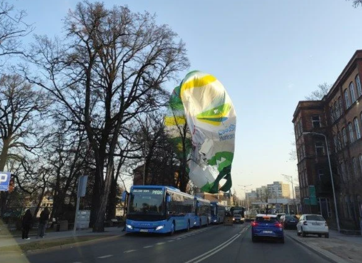 Un balon cu aer cald a căzut peste un bloc, o femeie a murit și doi oameni au fost răniți, în Polonia | VIDEO