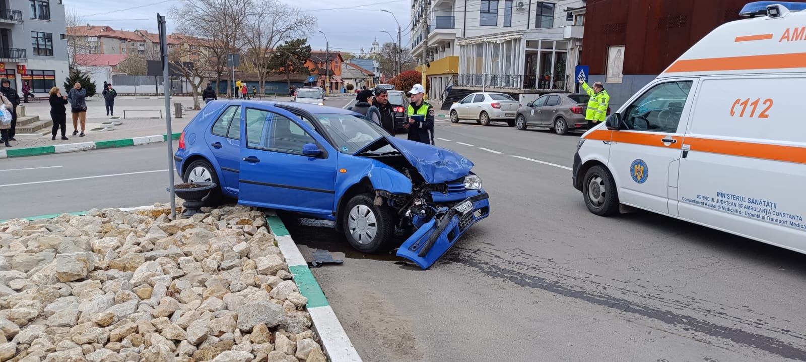 Patru copii, la spital, după un accident între un microbuz și o mașină la Techirghiol. A fost activat planul roșu de intervenție