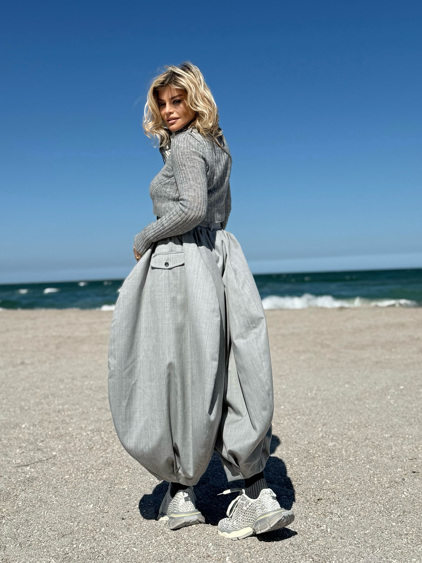 Loredana Groza, în pantaloni-gogoșari la plajă. Apariția cântăreței a fost comentată de fani: „Talentată, sexy și mereu cool”