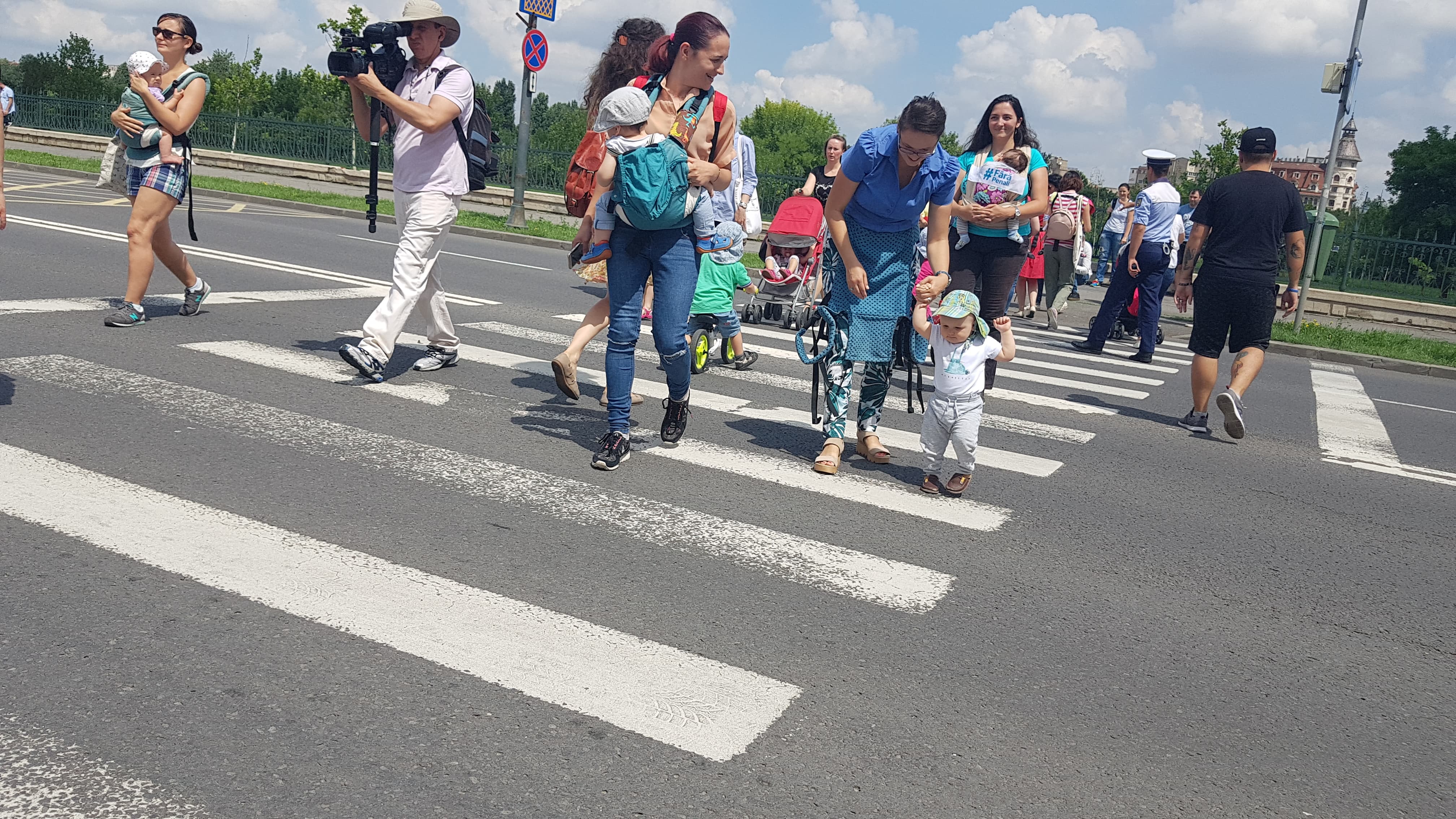 FOTO&VIDEO/ Protest al mamelor la Palatul Parlamentului. Au traversat încontinuu pe o trecere de pietoni din zona Parcului Izvor