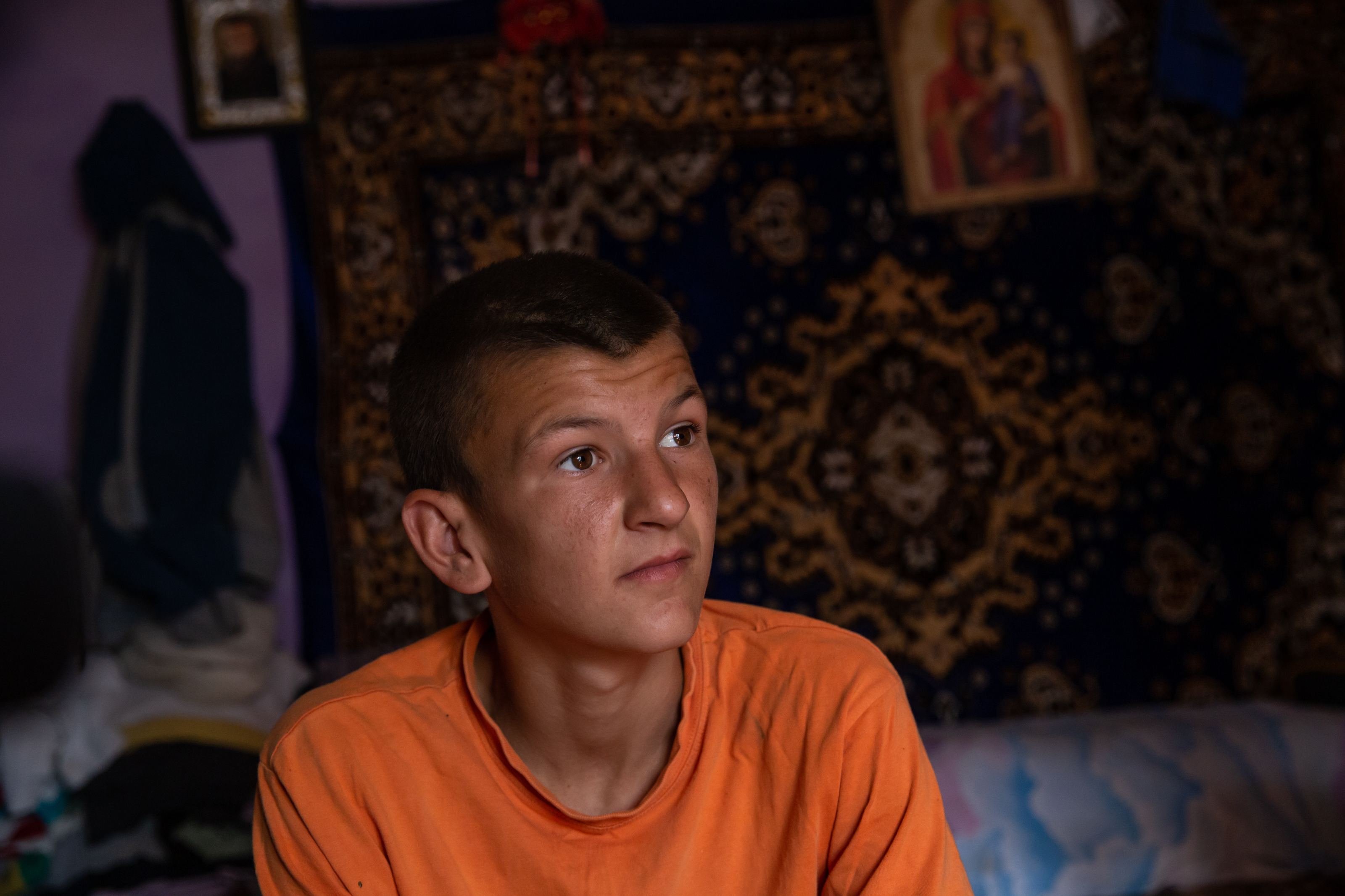 O familie din Dâmbovița crește cinci băieți într-o casă gata să cadă. În pandemie, școală face unul singur, de pe telefonul lu’ mami