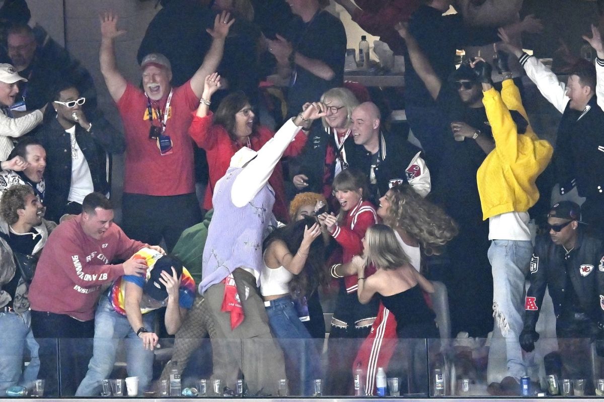 Taylor Swift și-a sărutat iubitul, pe jucătorul Travis Kelce, pe teren, după ce Kansas City Chiefs a câștigat Super Bowl 2024