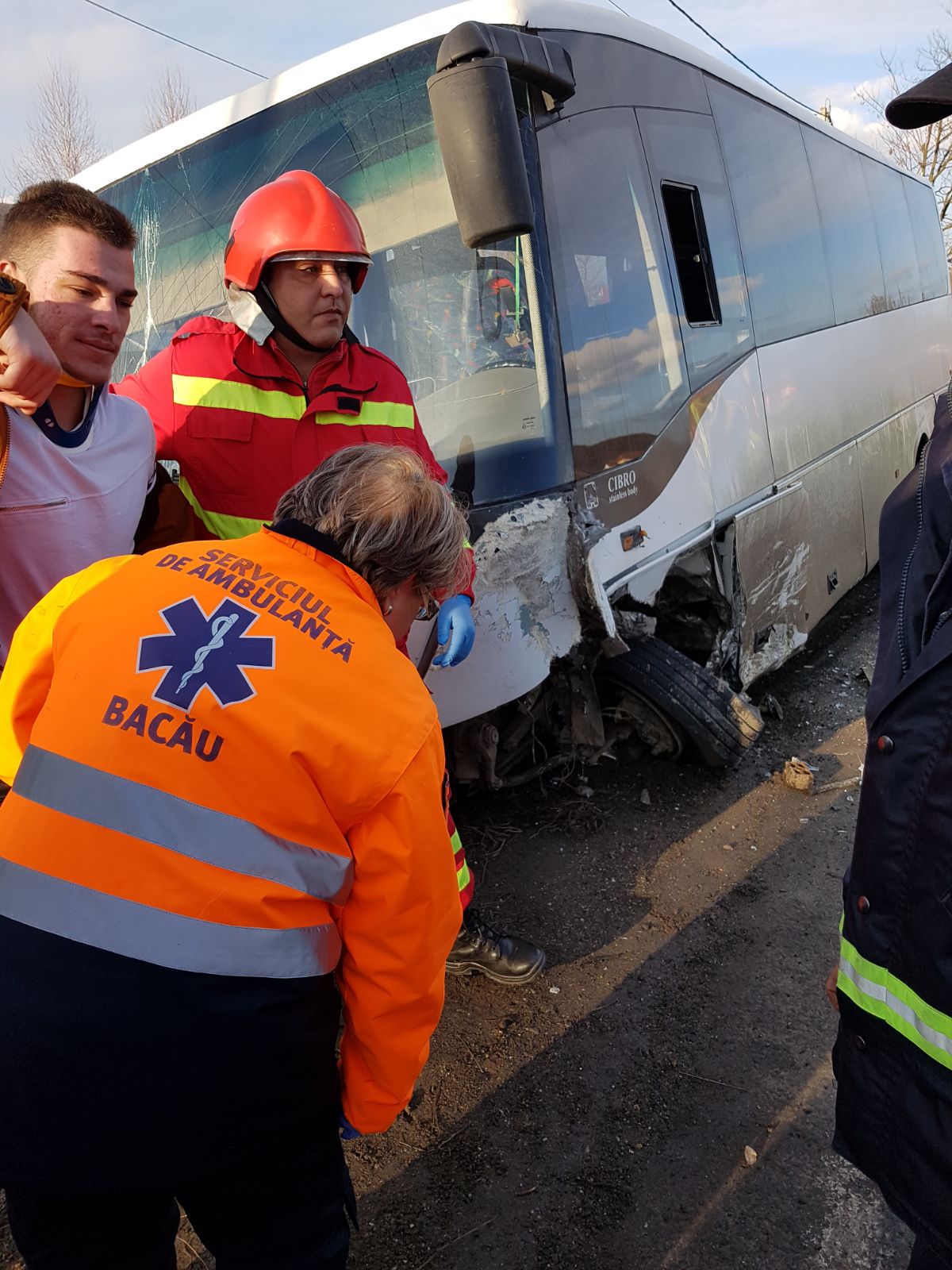 UPDATE: 13 oameni, la spital în urma ciocnirii violente dintre un autocar și o mașină în Bacău| FOTO/VIDEO
