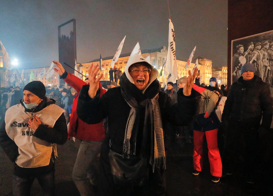 FOTO | Confruntări violente între poliţie şi protestatarii anti-lockdown la Kiev. Mai mulți oameni au fost răniți