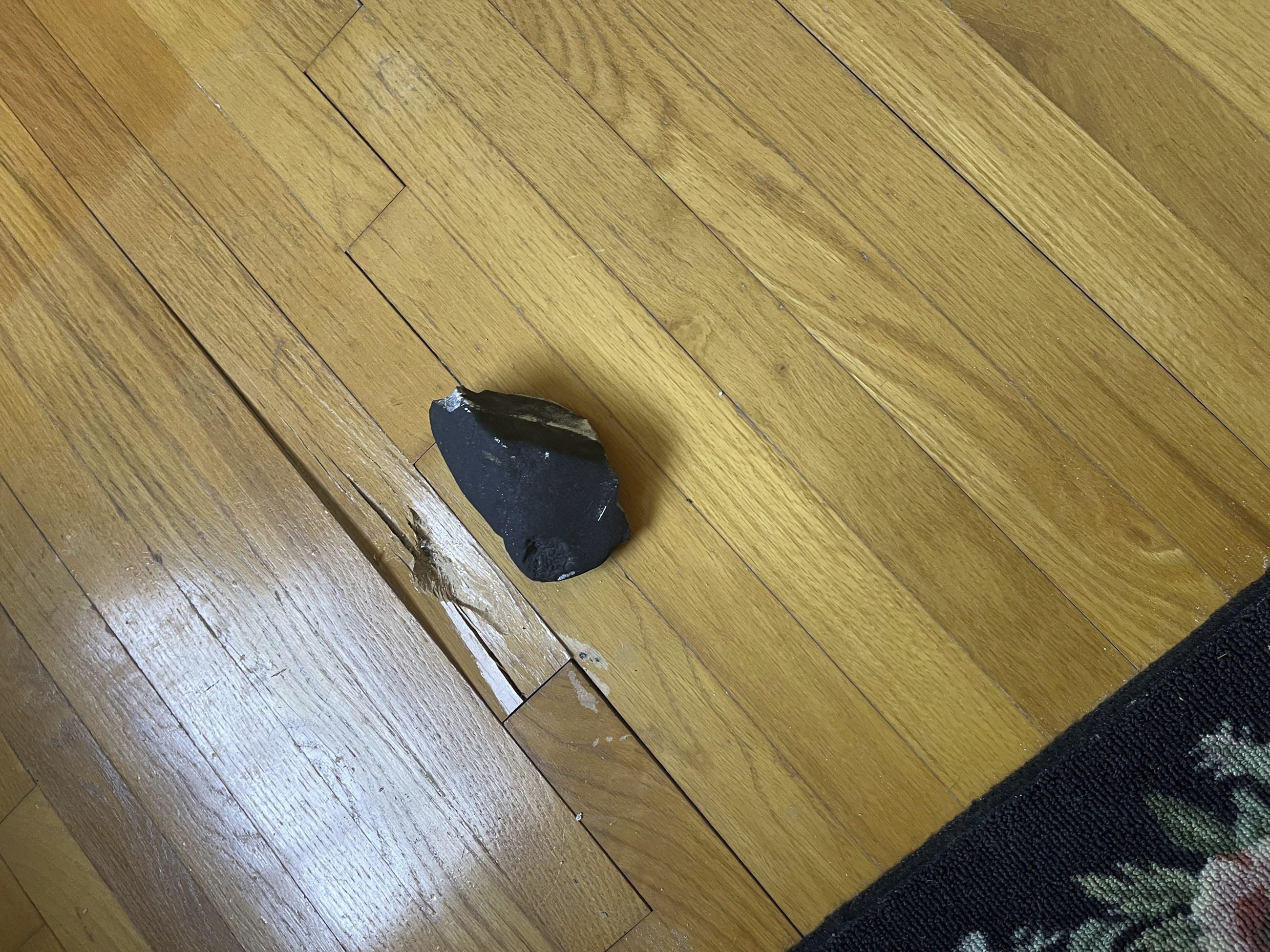Un obiect care seamănă cu un meteorit s-a prăbușit prin tavanul unei case din New Jersey