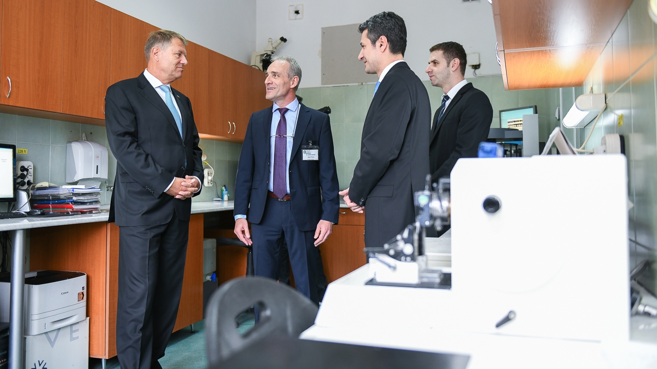 Iohannis, primit cu scandări la Institutul Oncologic din Cluj; S-a strigat ”Uniţi salvăm toată România" și ”Clujul vă susține!” (FOTO)