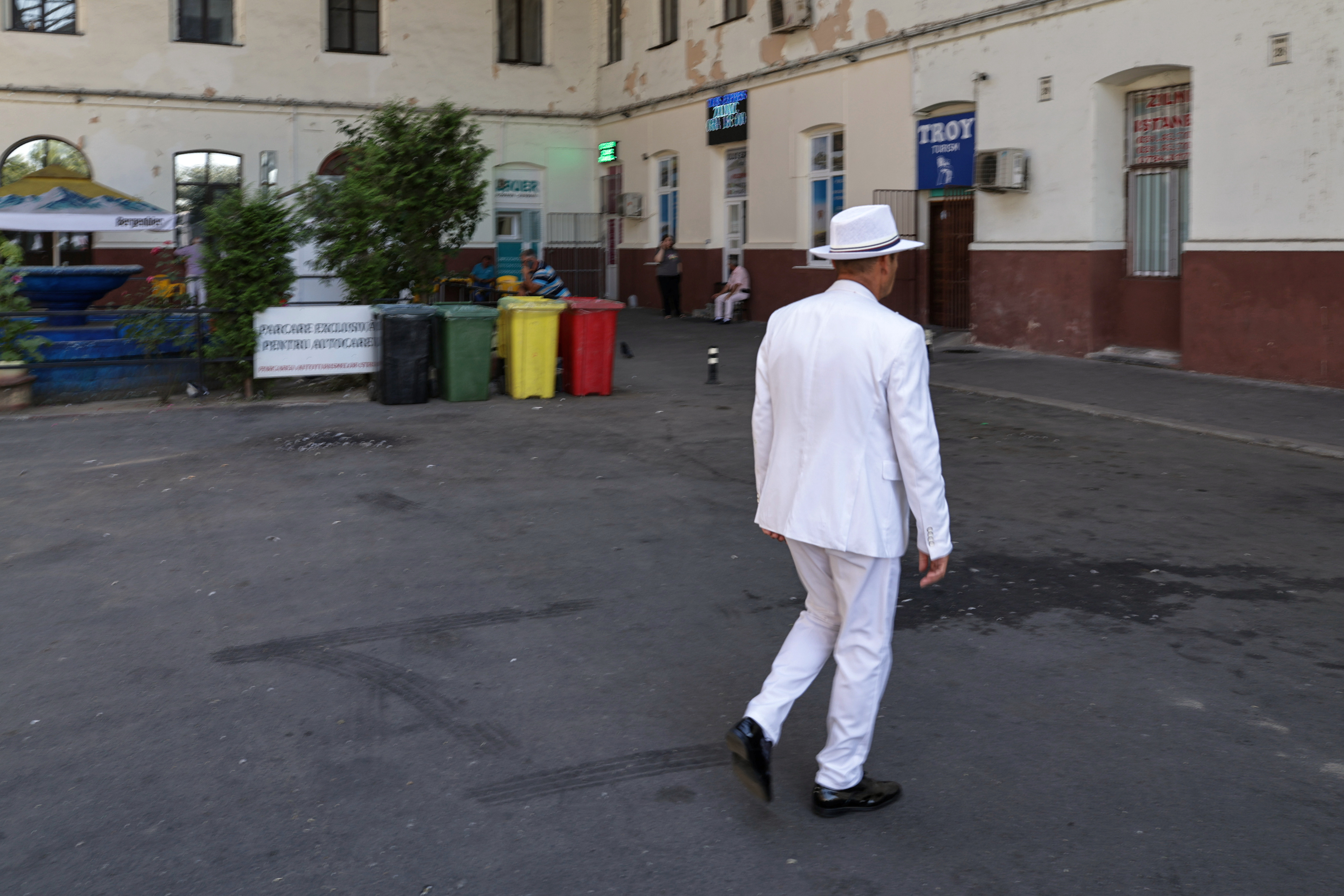 De aici s-a tras semnalul pentru „intrarea României în civilizație”. Vagonul cu ouă confiscat și gara din care acum se pleacă cu autocarul