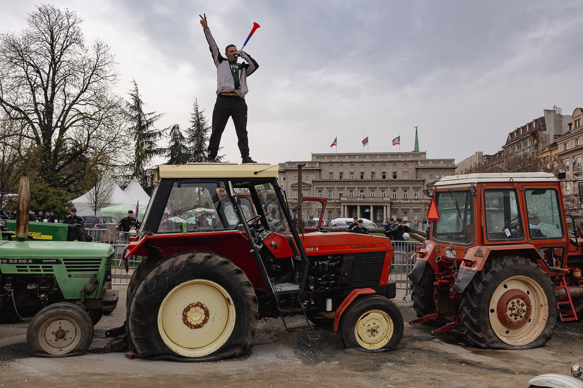 Drapelul României flutură în mijlocul protestului uriaș de la Belgrad: „Ne-am inspirat de la voi!”