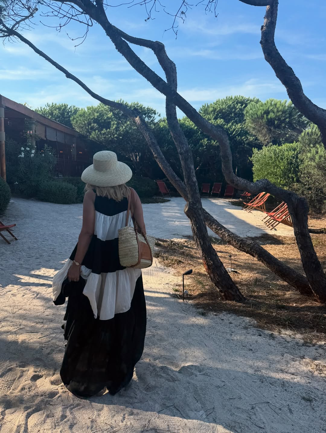 Cum a apărut Andreea Esca pe străzile din Saint Tropez. Vedeta se află în vacanță cu familia