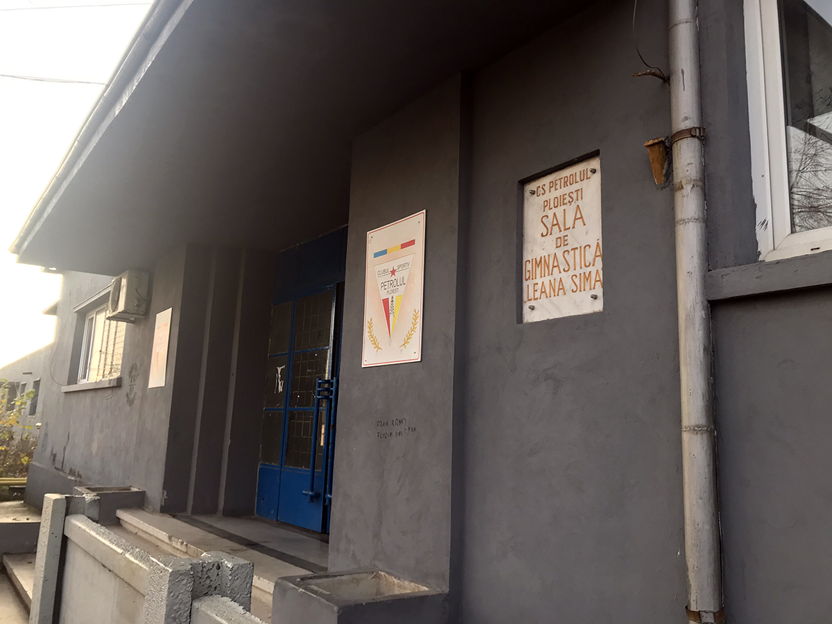 Cum îi umilesc Primăria și MTS pe sportivii de la CS Petrolul Ploiești, de unde au plecat multe campioane mondiale la gimnastică. Clubul a ajuns o groapă de gunoi: ”Dacă vine un cutremur, murim ca șoarecii”