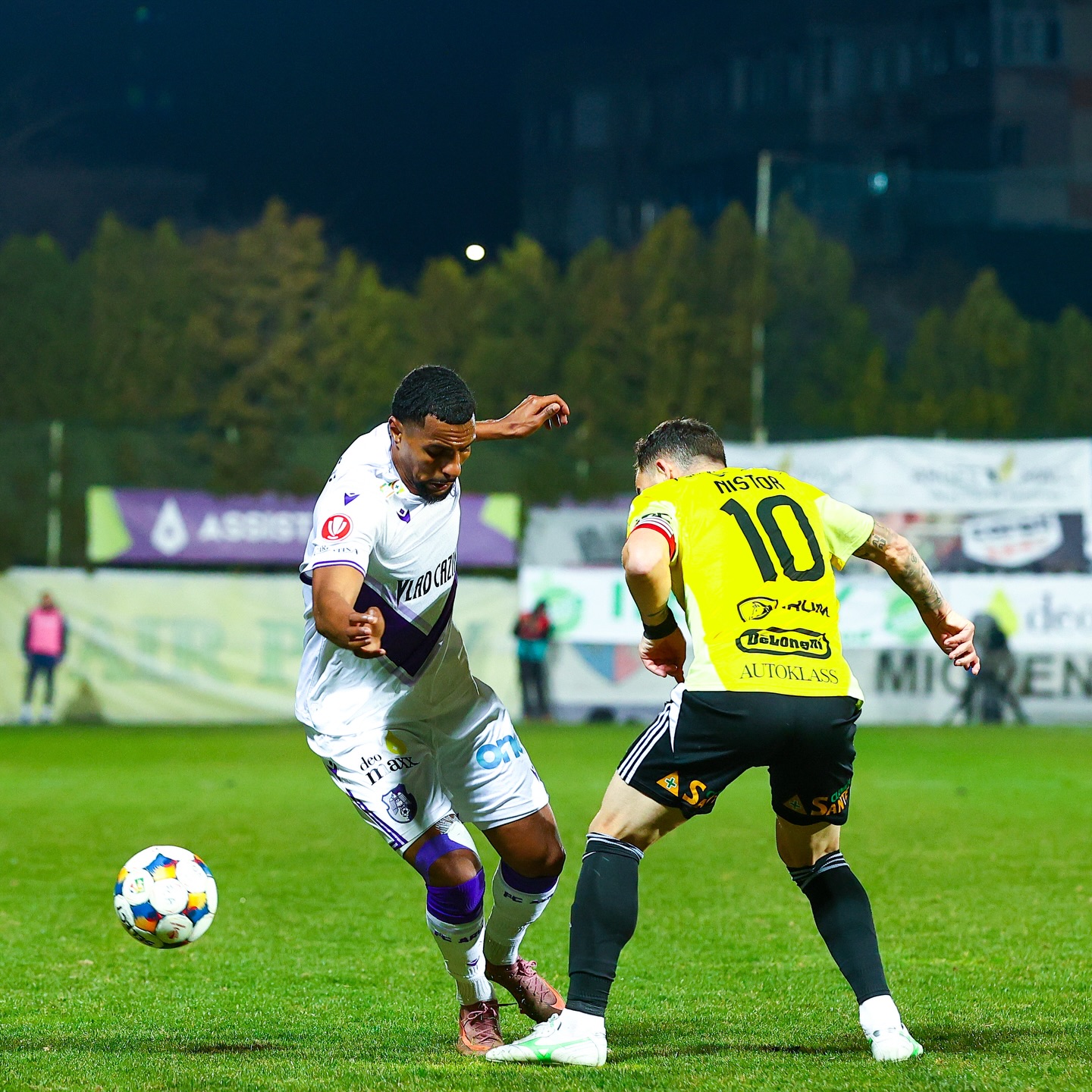 Atacantul venit direct din „Războiul Stelelor” să fie golgheter în România: „Dacă nu ajungeam fotbalist, eram mecanic auto! Îmi plac mașinile sport, putem vorbi o oră despre supercaruri”