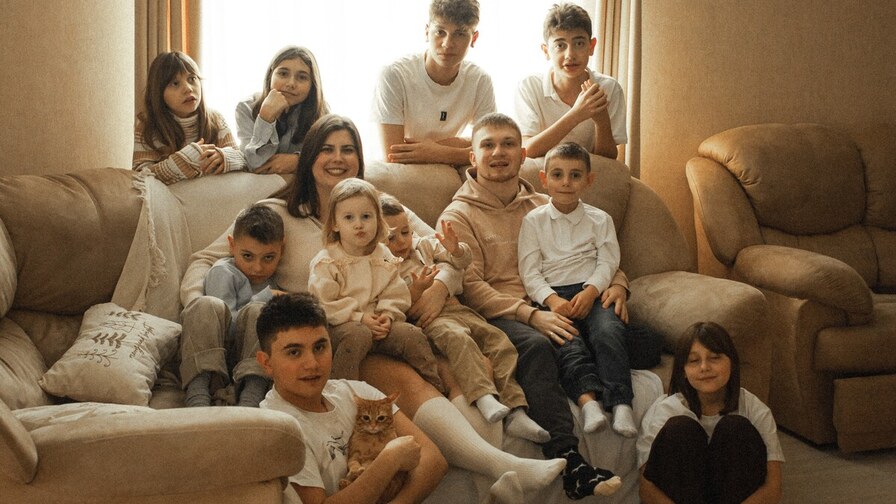 La 23 de ani, au 10 copii. Povestea emoționantă a unei tinere familii care a adoptat 9 micuți dintr-un orfelinat, în Ucraina: „I-am născut cu inima”