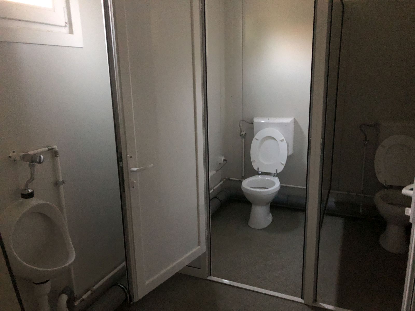 REPORTAJ/ Clopoțelul a sunat în containere la începerea noului an într-o școală din Timișoara. Primarul i-a îndemnat pe cei mici să devină ”oameni școlați” - FOTO