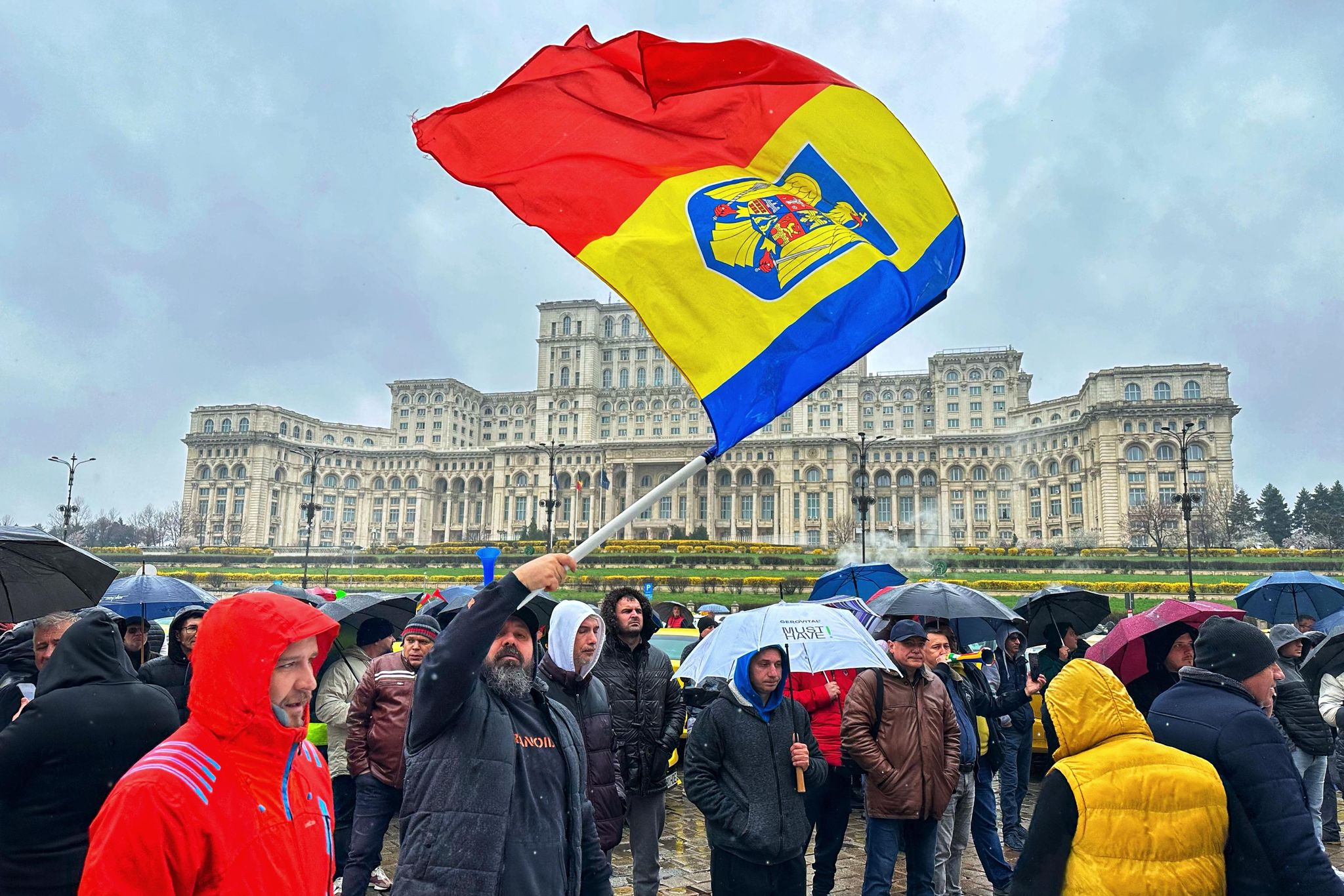Taximetriștii continuă protestele în Piața Constituției din București. Cer în continuare fiscalizarea Uber și Bolt