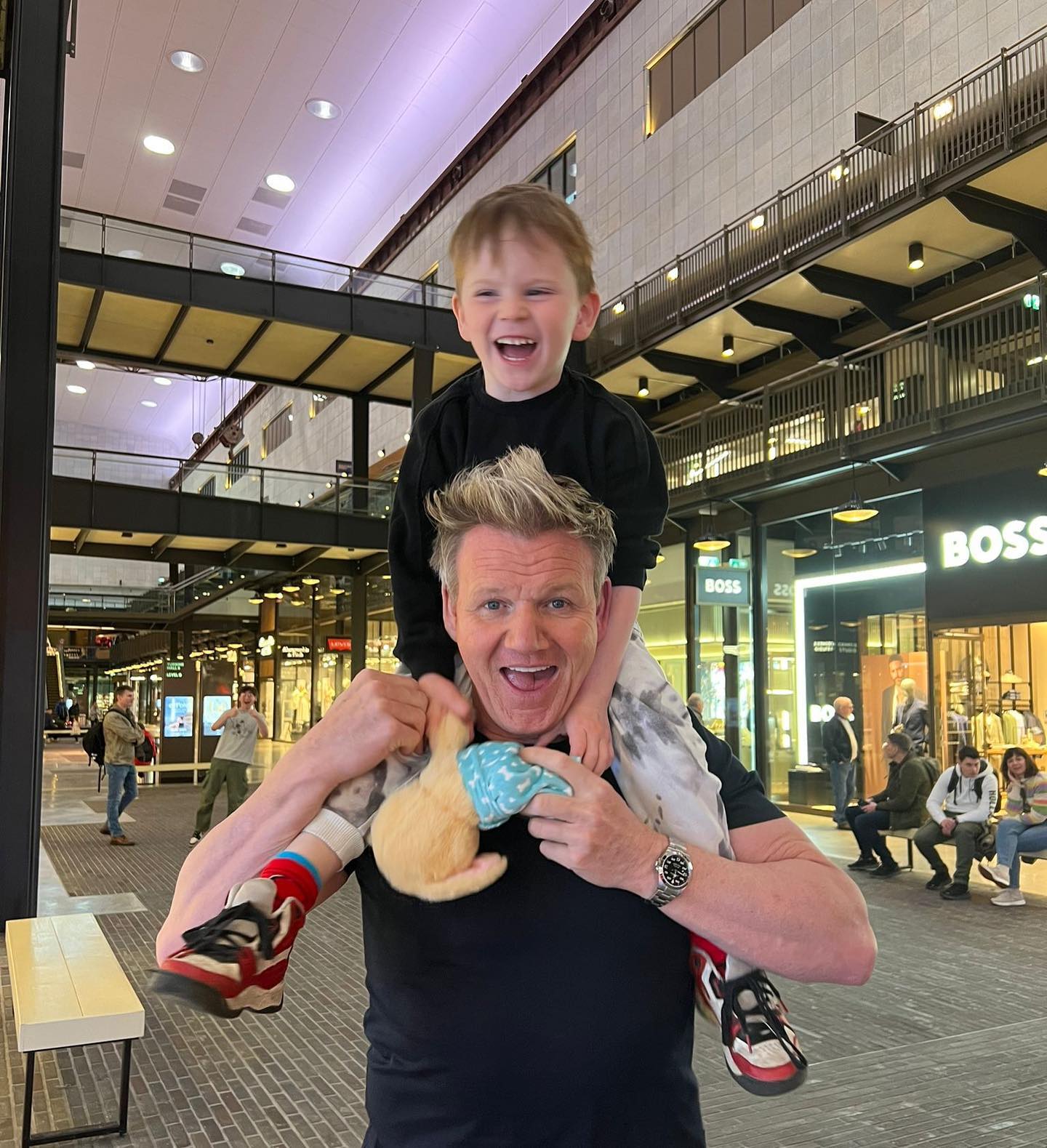 Gordon Ramsay, tată pentru a șasea oară: „3 băieți, 3 fete… Gata!”. Prima imagine cu fiul celebrului bucătar
