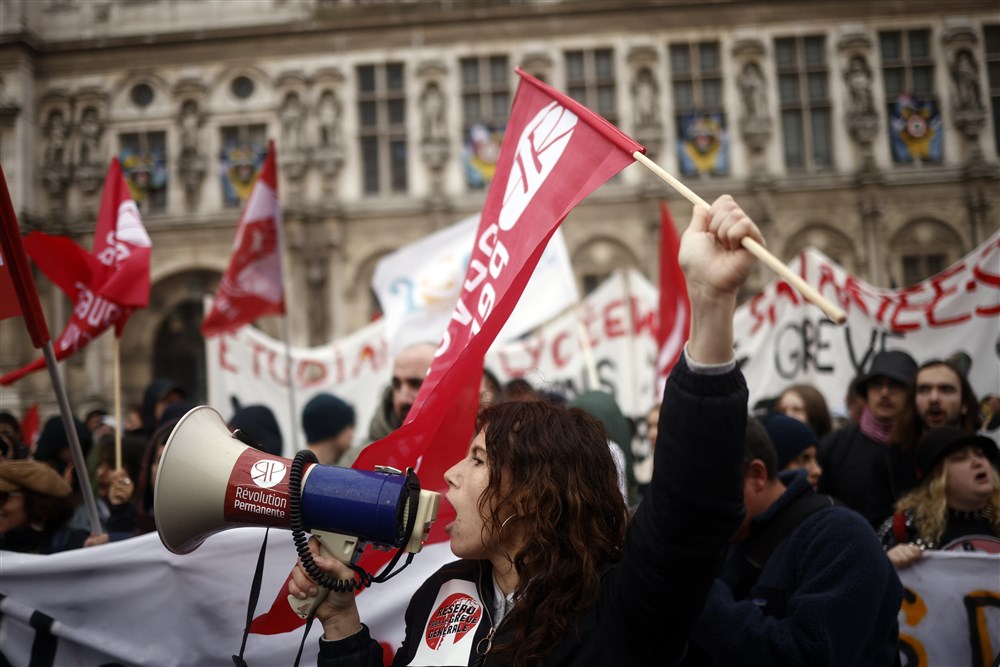 Macron a promulgat rapid legea care crește vârsta de pensionare, în ciuda protestelor, după ce a primit undă verde de la Consiliul constituţional