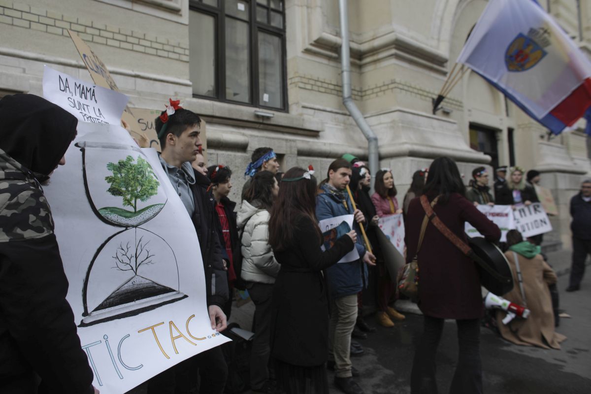 Protest pe tema poluării în fața Primăriei București, organizat de tinerii inspirați de Greta Thunberg
