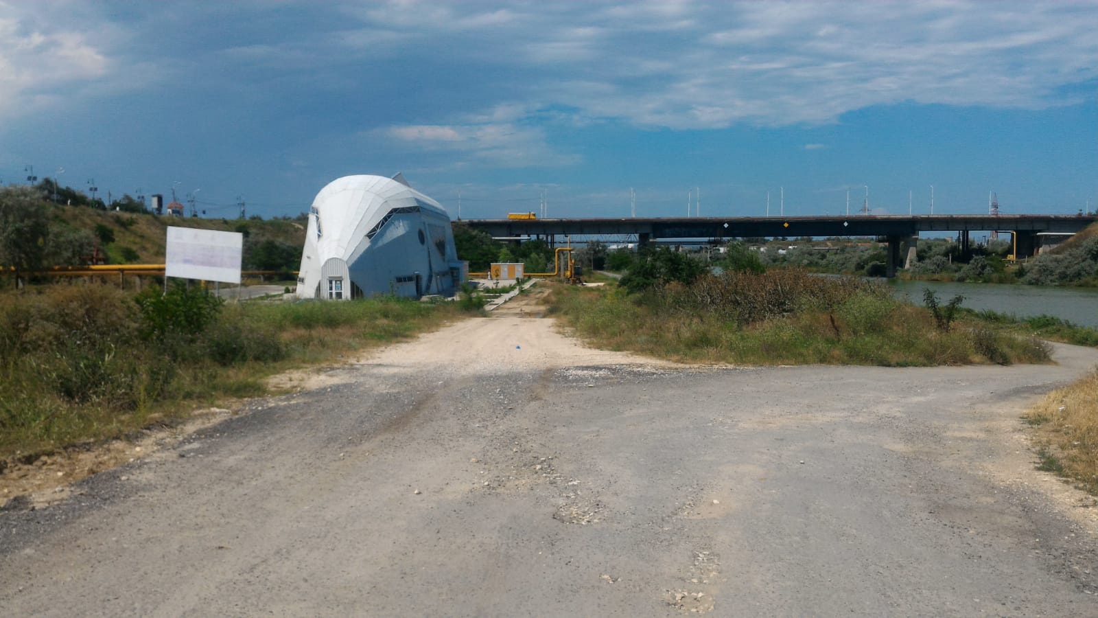 REPORTAJ/Piața de pește din Năvodari, un mastodont construit cu bani europeni, zace nefolosit. 1,5 milioane de euro, aruncați pe apa sâmbetei
