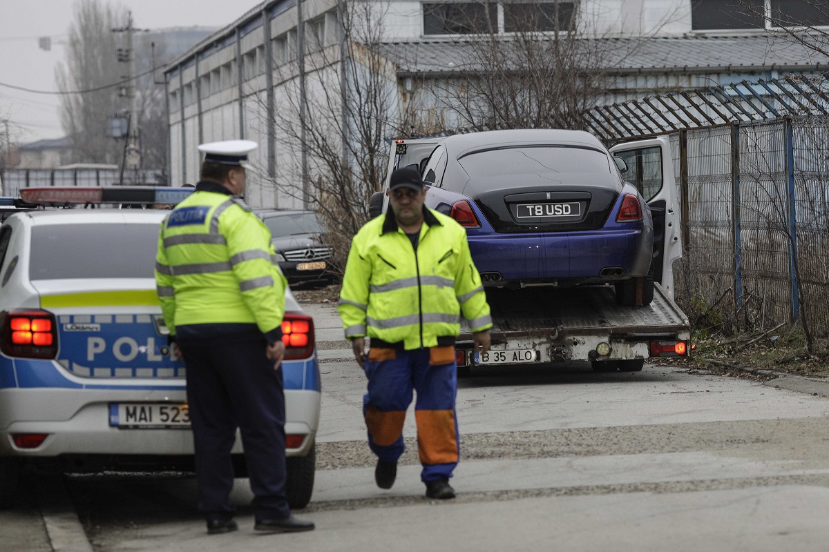 Mașinile de lux ale fraților Tate, ridicate de polițiști din curtea vilei, sâmbătă dimineață | FOTO