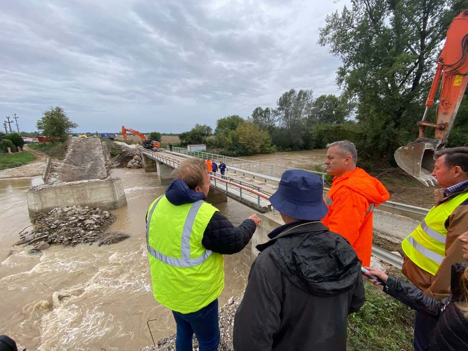 Un pod din Bihor s-a fisurat din cauza ploilor, la o săptămână de la inaugurare. Traficul a fost deviat