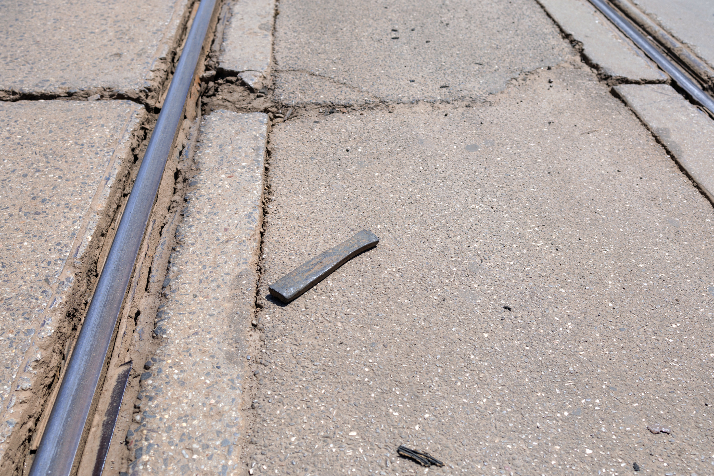 Dezastrul șinelor de tramvai din București: „Două cauciucuri am făcut praf. Cine-mi dă banii pe ele?”