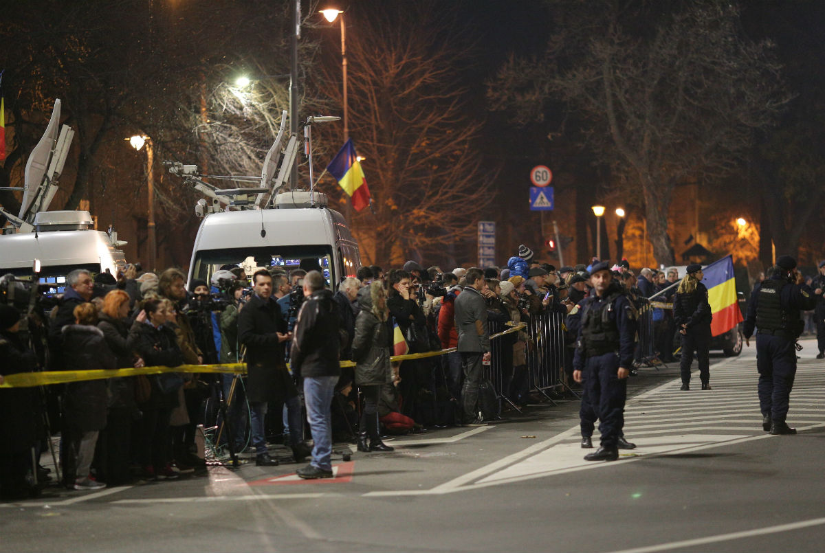 FOTO | Sicriul cu trupul Regelui Mihai a trecut pe sub Arcul de Triumf, în drum spre Palatul Regal
