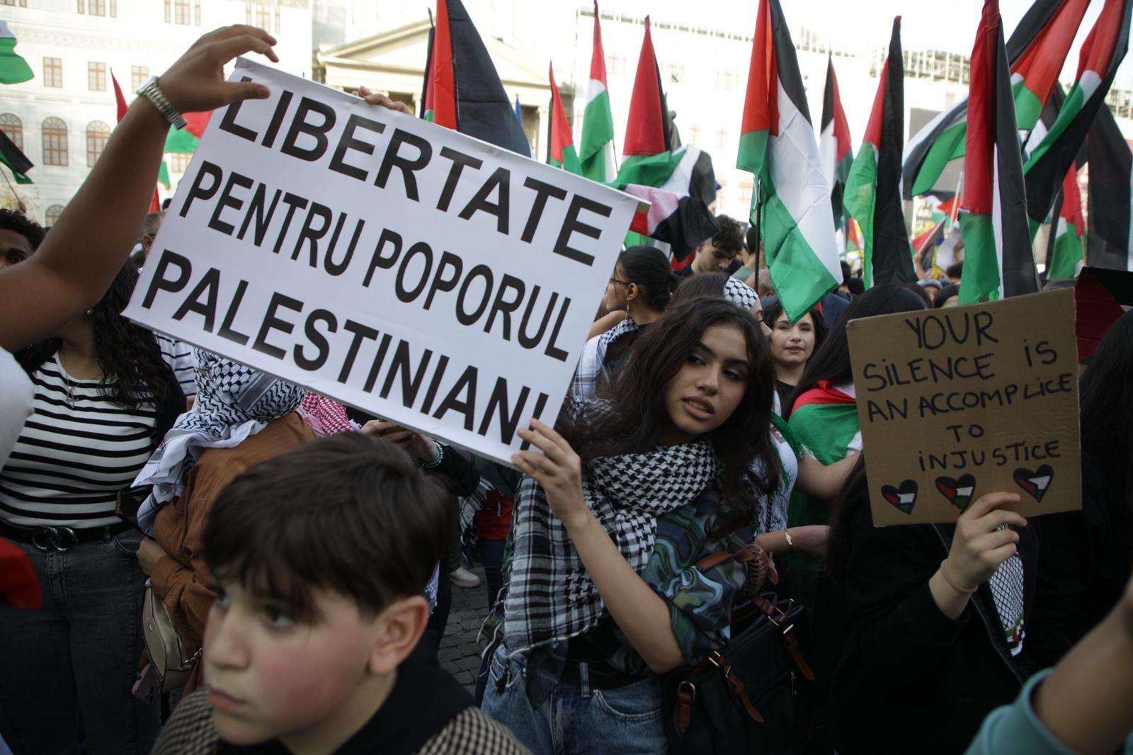 „Suntem aici pentru civili, nu pentru Hamas!” Protest pro Palestina în București. Astfel de manifestații au fost interzise în alte țări din Europa