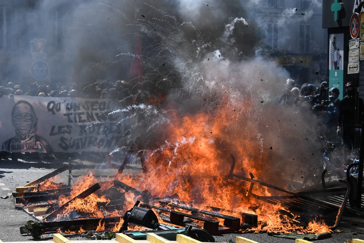 Proteste violente la Paris. 250 de mitinguri au fost organizate duminică în Franța de cei care îl contestă pe Macron