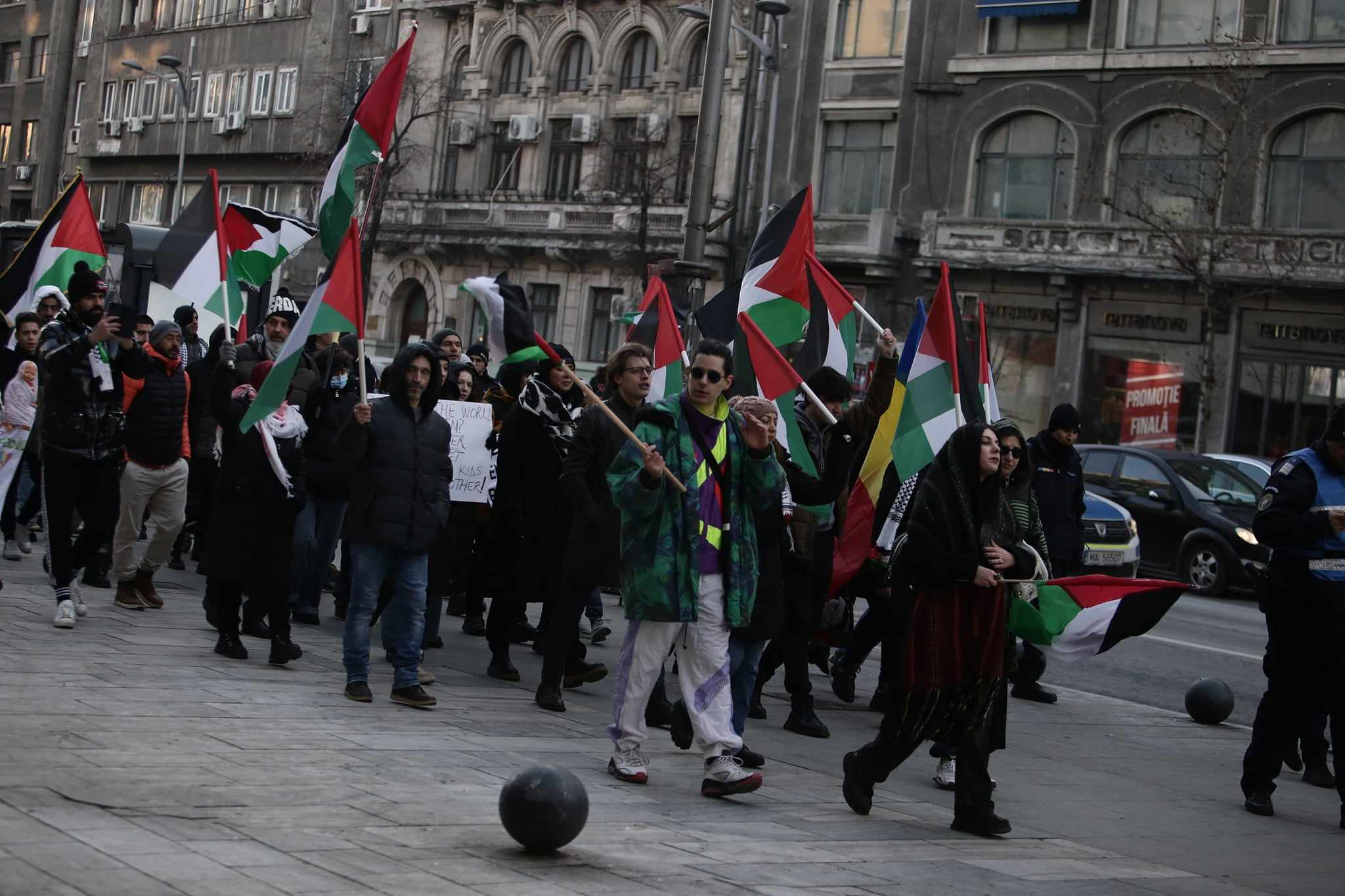 Manifestație pro-Palestina în București. Participanții au avut tobe şi fluiere, iar alţii au afişat pancarte: „Opriţi masacrul din Gaza”
