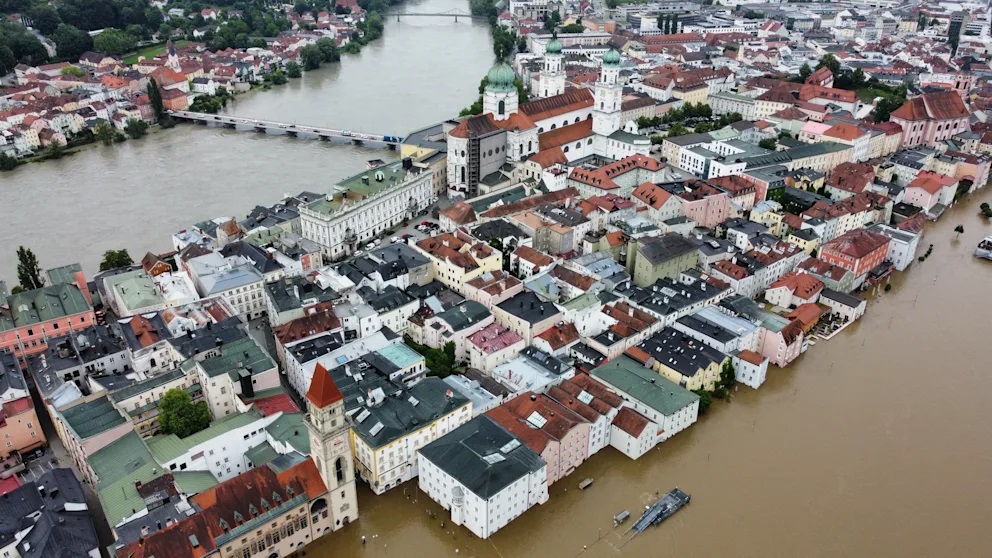 Nivelul apei pe Dunăre e de două ori mai mare decât în mod normal în orașul german Passau și fluviul și-a revărsat apele pe străzi