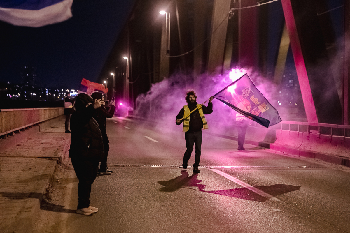 Blocadă pe un mare pod peste Dunăre din Belgrad. De aproape 4 luni, sârbii strigă „Corupția ucide!” | Video/Fotogalerie