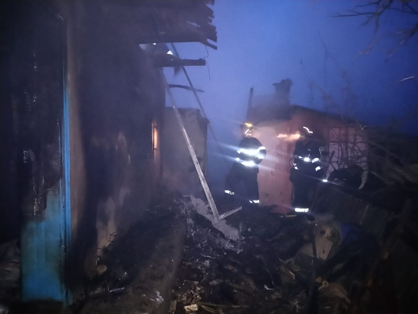 FOTO | Doi vasluieni, mamă și fiu, au murit carbonizați într-un incendiu