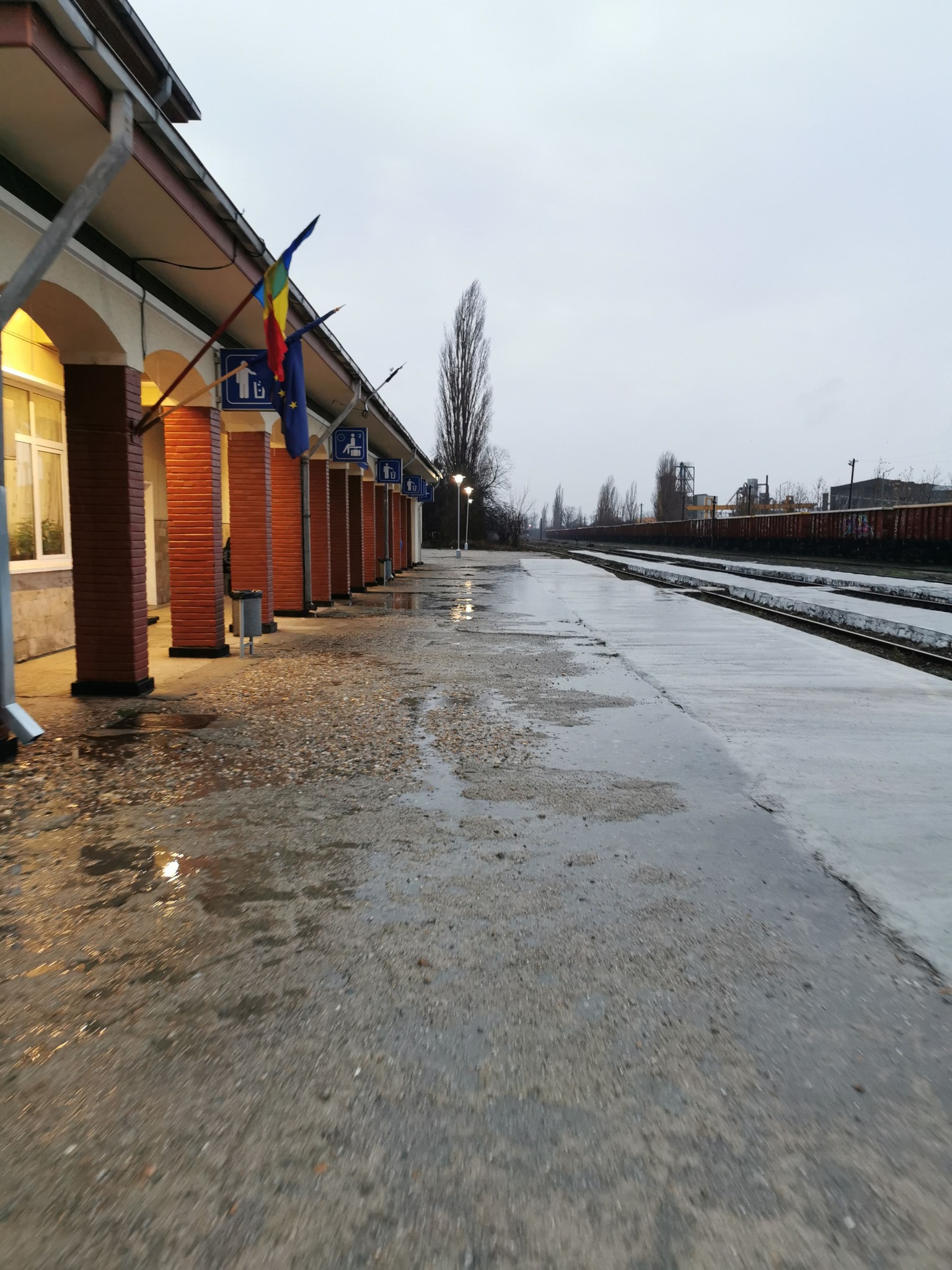 Gara Progresul din București, într-o stare jalnică la nici șase luni de la redeschidere. Sala de așteptare, încălzită cu calorifere electrice