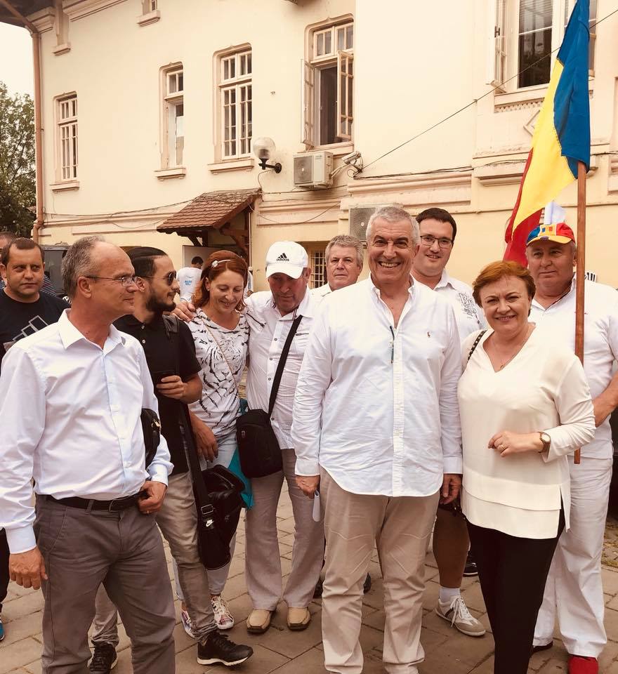 GALERIE FOTO/ Cum se îmbracă bărbaţii din politică. Klaus Iohannis este obsedat de cravata albastră, Eugen Teodorovici îşi pune iniţialele pe cămăşi