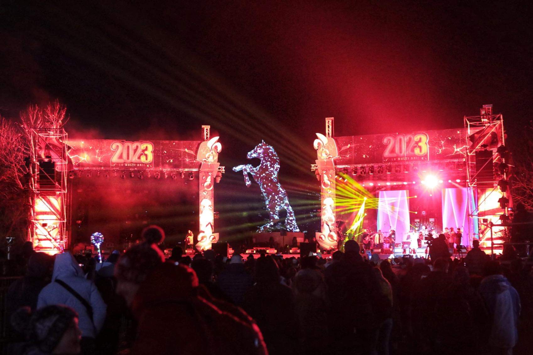 Revelion 2023. Mii de români au petrecut noaptea dintre ani pe străzi, la concerte, focuri de artificii și spectacole de lasere