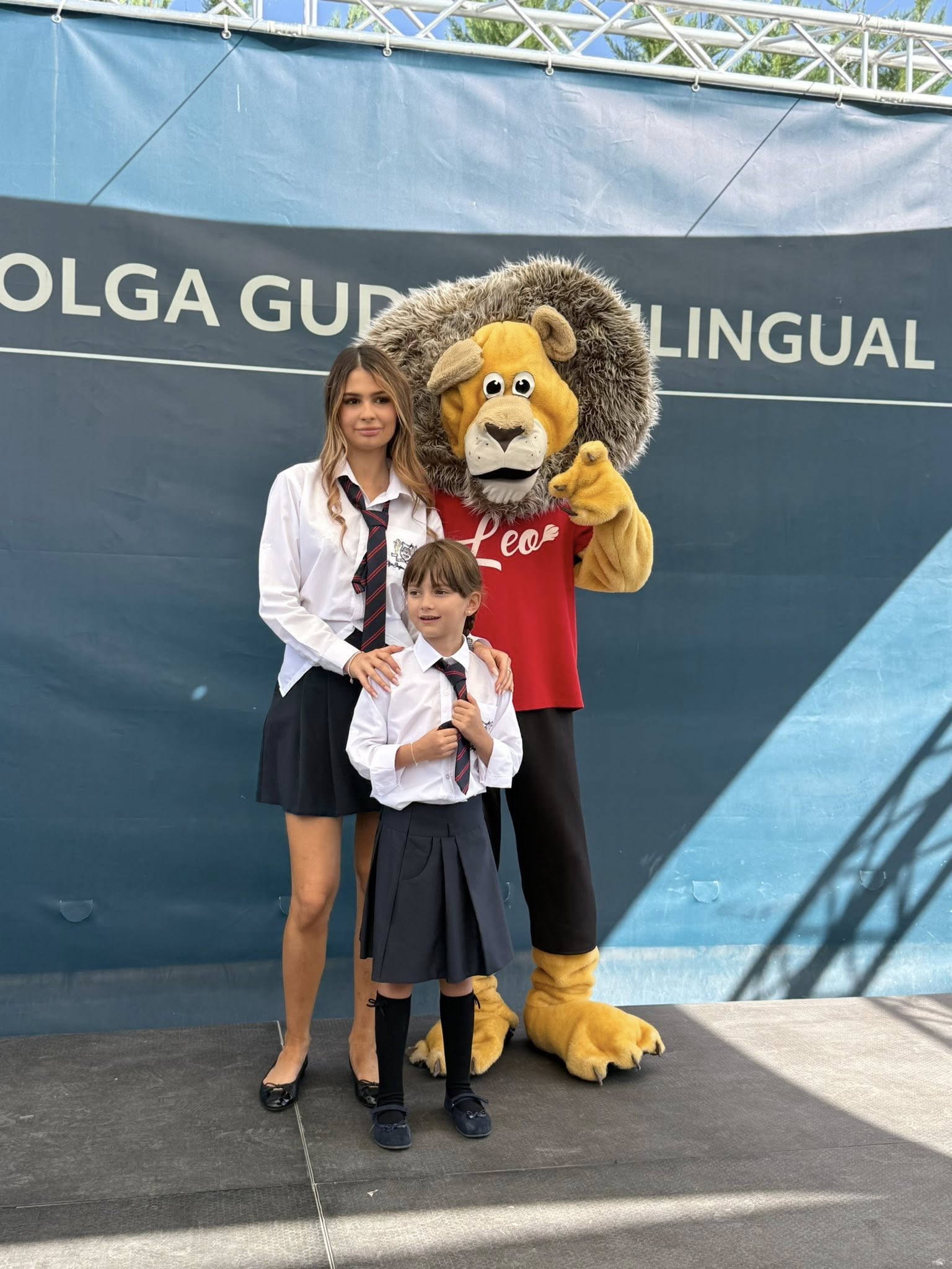 Imagini cu Anca Serea și copiii ei în prima zi din noul an școlar. La ce școală privată merg și cine e marele absent din poze