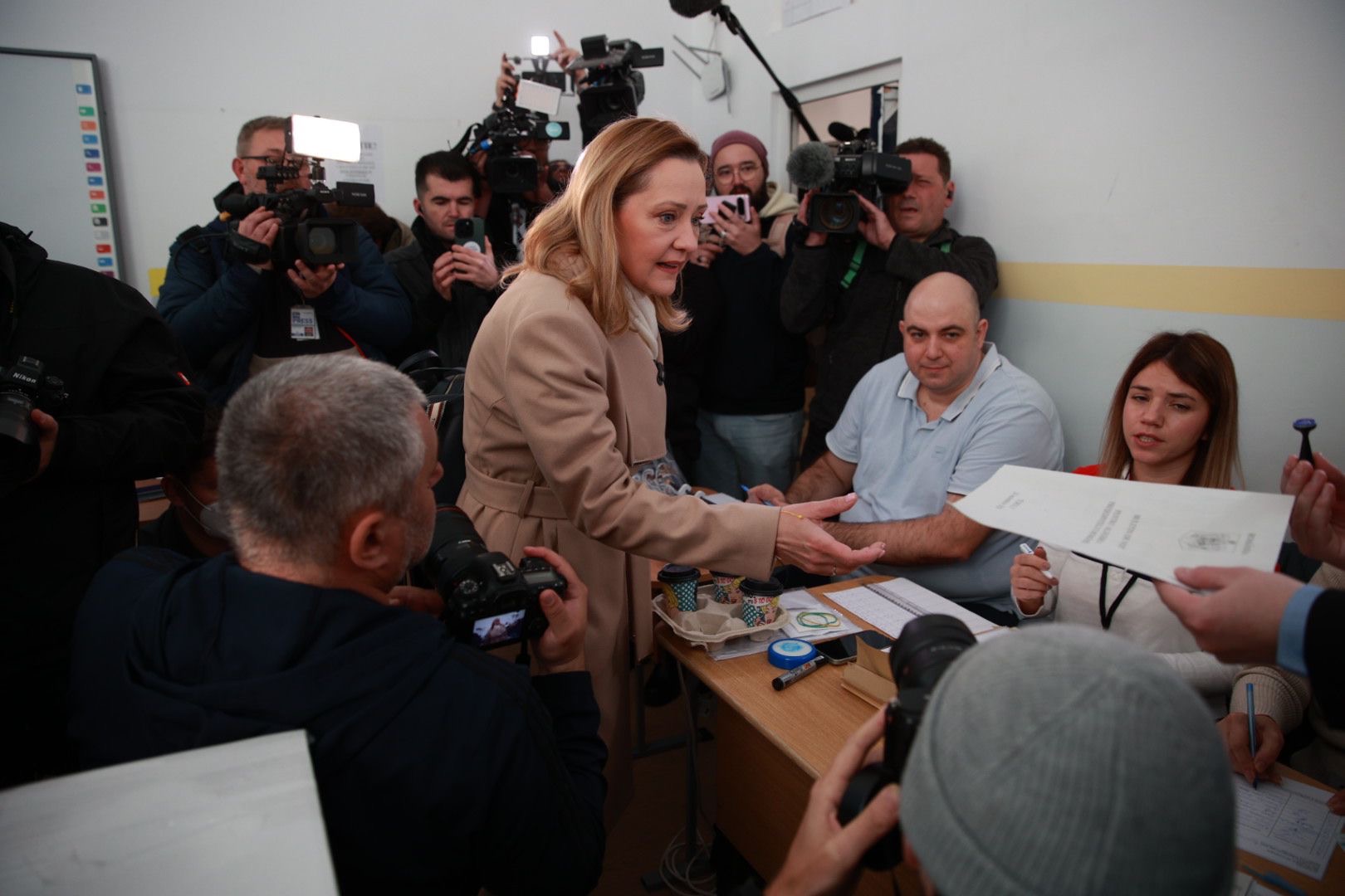 Cât costă paltonul purtat de Elena Lasconi în ziua alegerilor prezidențiale din 24 noiembrie. Ce a adus la secția de votare: „Fără blat”