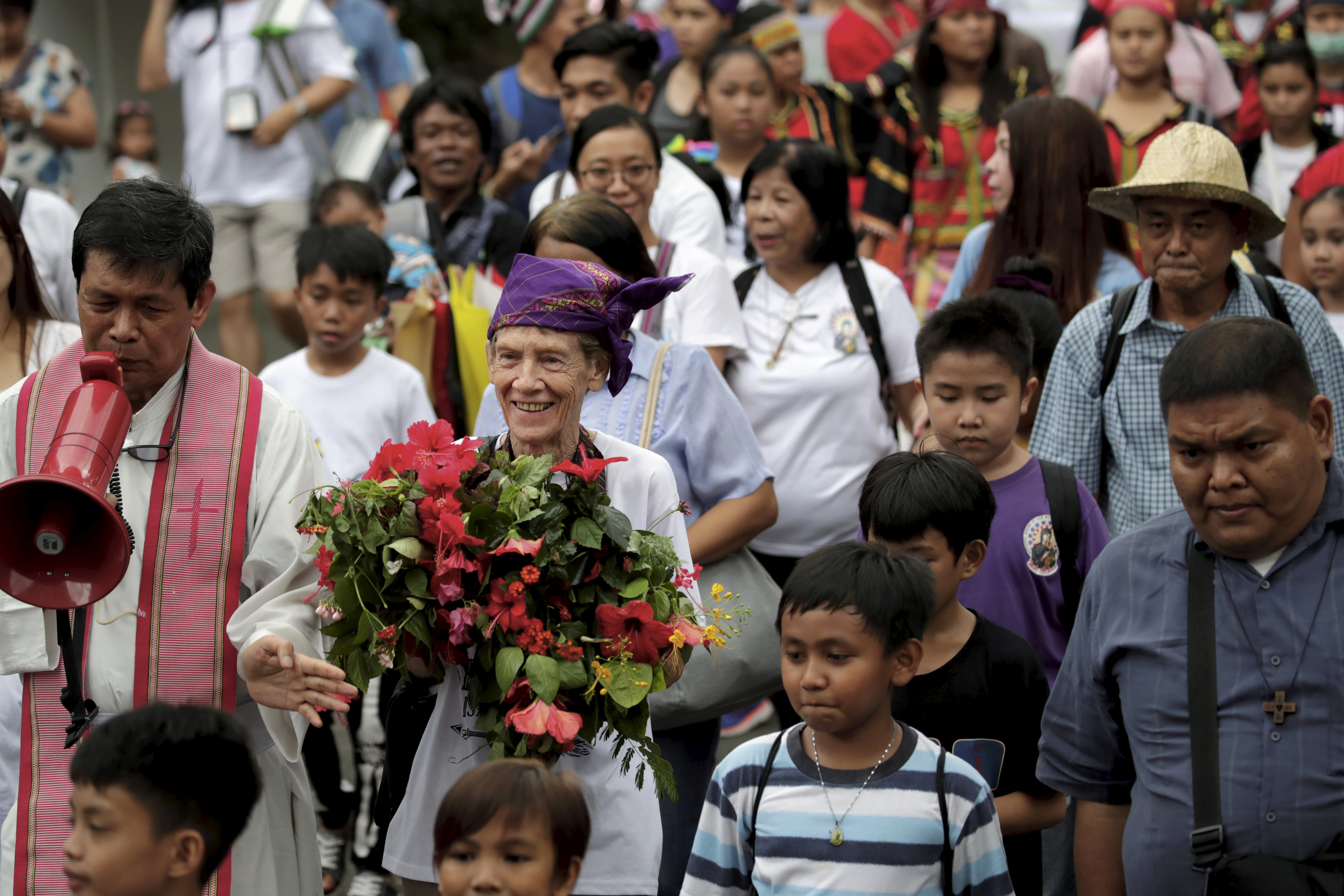 FOTO | Ce a pățit o călugăriță după ce l-a înfuriat pe președintele filipinez Rodrigo Duterte