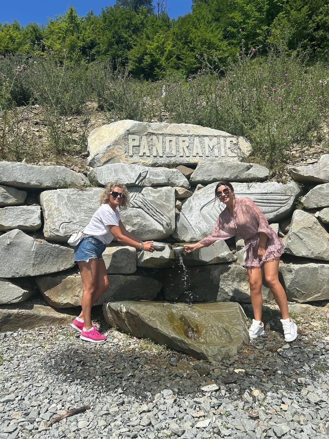 „Colțul de Rai” din România care a cucerit-o pe Mirela Vaida în vacanță: „Plimbări cu barca, excursii la stână. E cel mai pur aer”