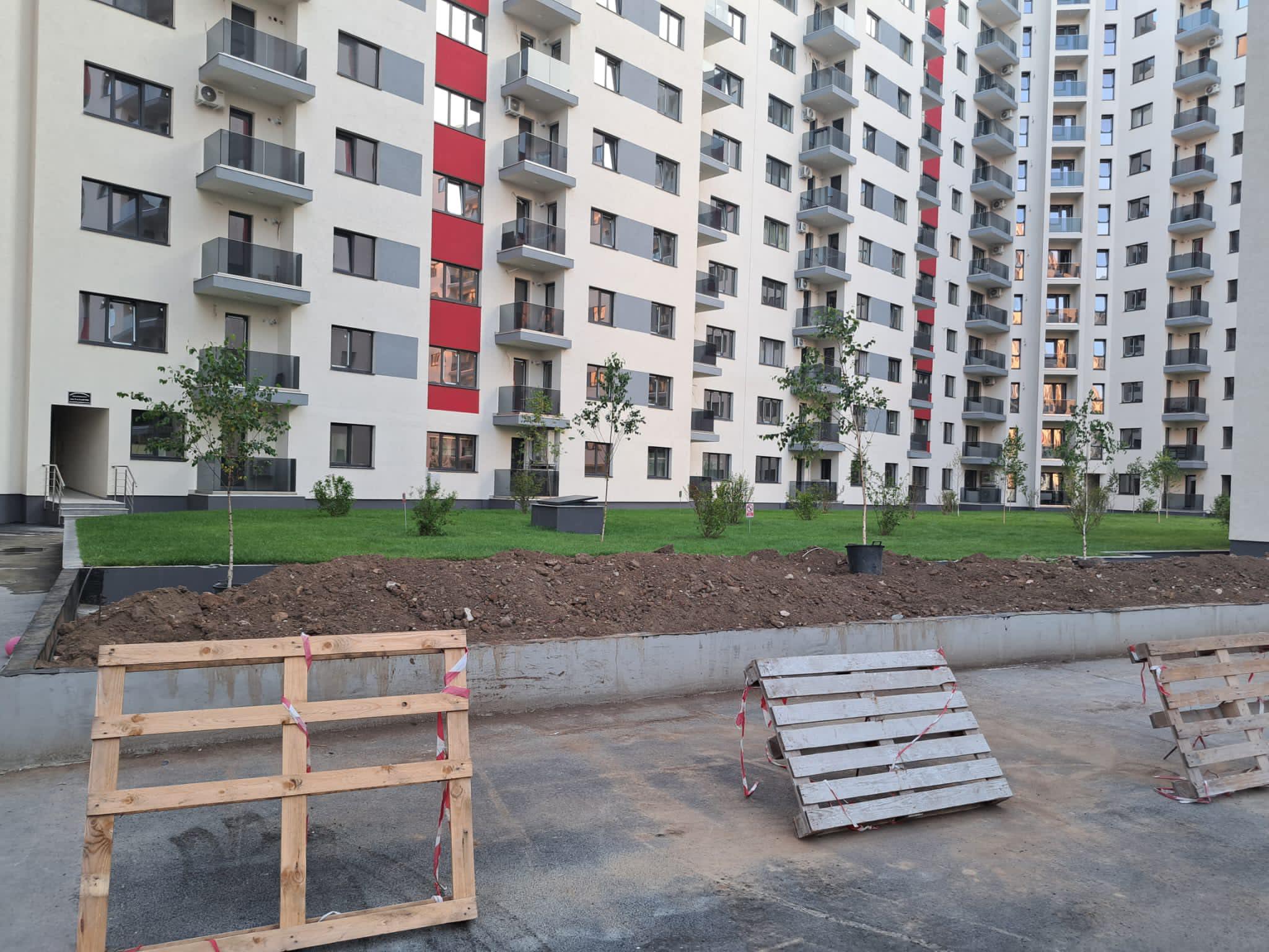 INVESTIGAȚIE. Cum faci un milion de euro din parcări fictive. Cazul imobiliar care leagă tăcerea primăriei conduse de Ciprian Ciucu de un temut clan din Capitală