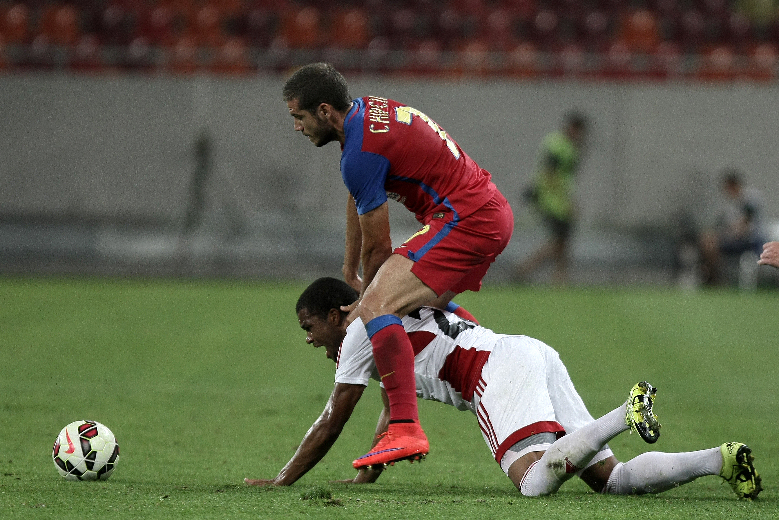 Liga Campionilor, turul II preliminar: Steaua - Trencin 2-3!!!! TrenCHIN!!!! Calificare jenantă a campioanei României! Mai întâi, Jairo l-a făcut franjuri la Papp, apoi Muniru și Tade au echilibrat situația pe tabelă. Pe final, Wesley i-a apropiat pe slovaci la un gol de calificare, iar Bero a avut șansa unui 4-2 halucinant! Rădoi continuă seria execuțiilor! După Tamaș, Țucudean și Luchin, l-a dat afară și pe Iancu / LIVE BLOG&GALERIE FOTO