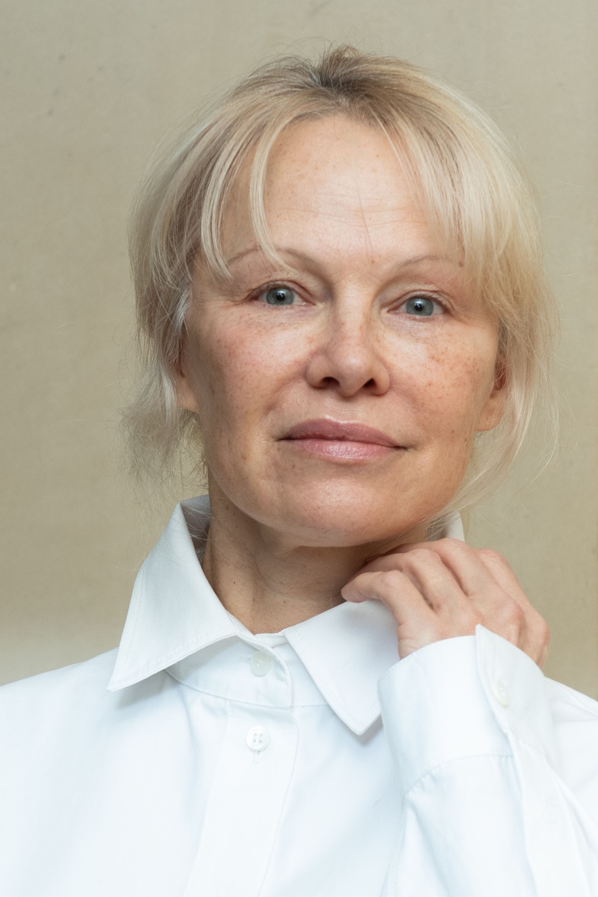 Pamela Anderson s-a tuns scurt și s-a vopsit roșcată. Cum arată actrița în prezent