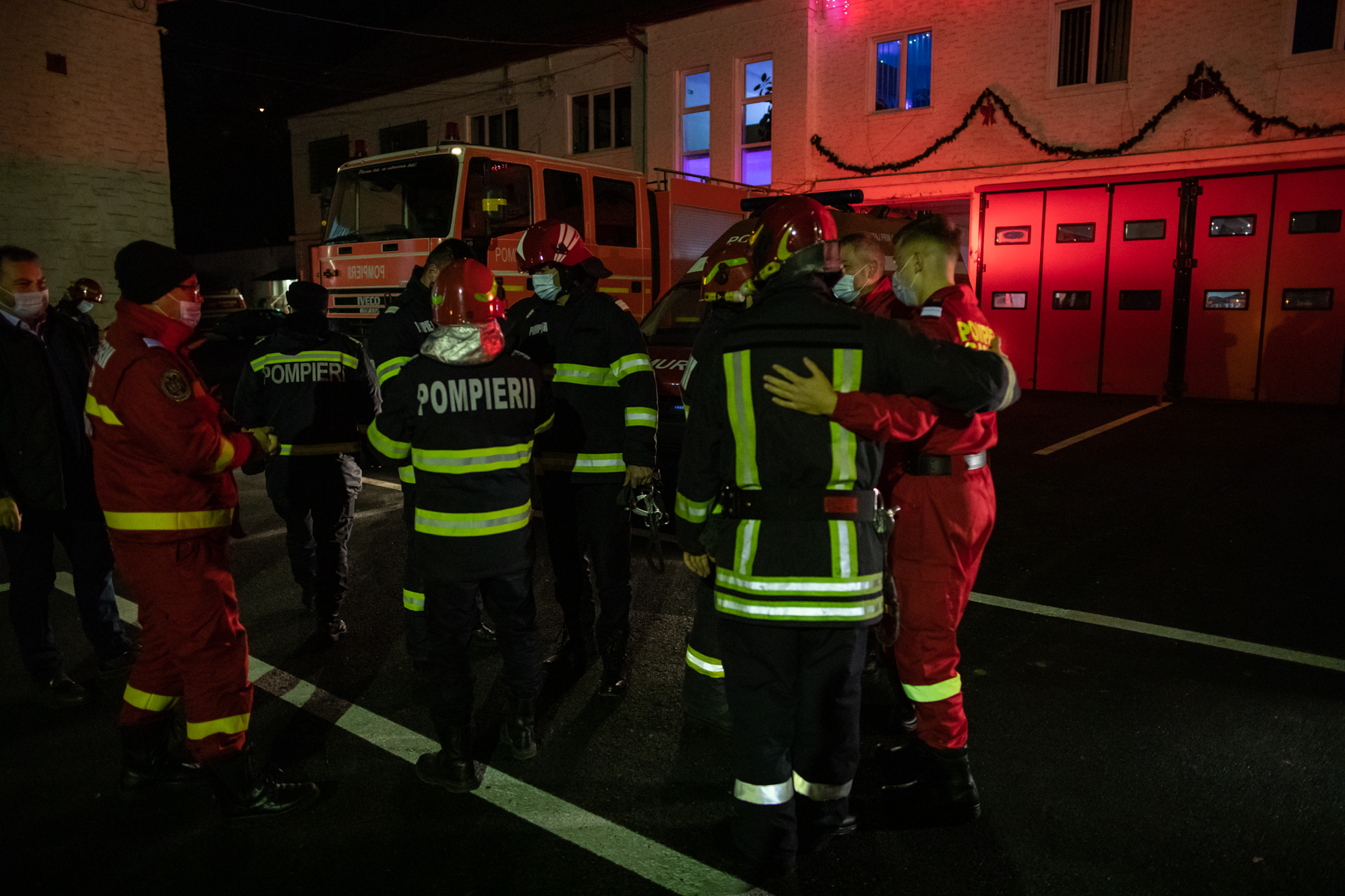 Noaptea dintre ani cu pompierii brașoveni: Cola, în loc de șampanie, și tânărul de 19 ani care n-a vrut să fie jandarm pentru a nu fi „împotriva cetățenilor”