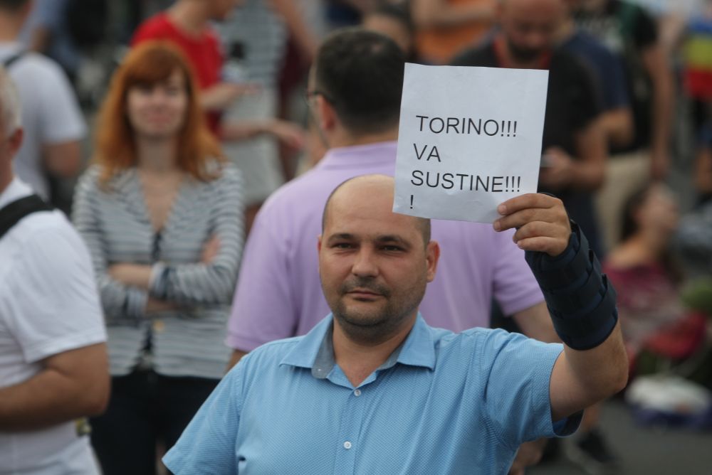 FOTO&VIDEO/ Câteva mii de persoane au protestat în Piața Victoriei, joi seară